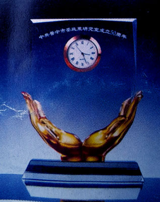 Stylish oval-shaped crystal plaque for award ceremonies